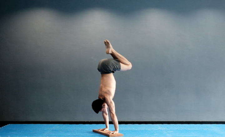 Free Handstand Double Leg Tuck End