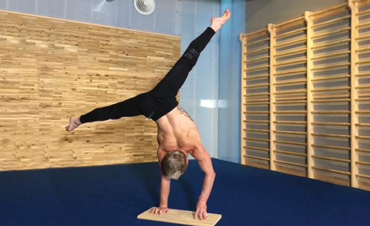 5 Finger 1 Arm Handstand End