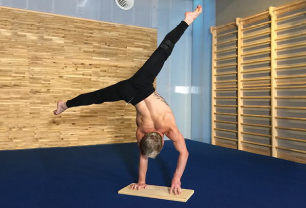 5 Finger 1 Arm Handstand